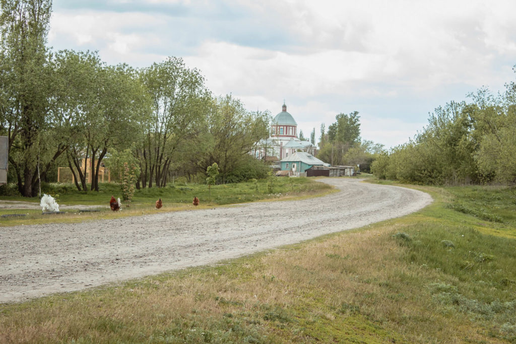 Дорога к храму в селе Щучье